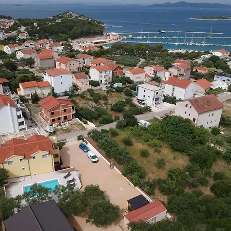 House In With Sea View, Terrace, Air Conditioning, Wi-fi Apartamento Pakoštane